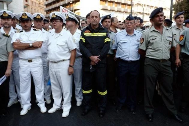 Στρατιωτικοί, Αστυνομικοί, Πυροσβέστες και Λιμενικοί: Αυξήσεις 32-65 ευρώ και αναδρομικά 2.000 ως 10.000 ευρώ